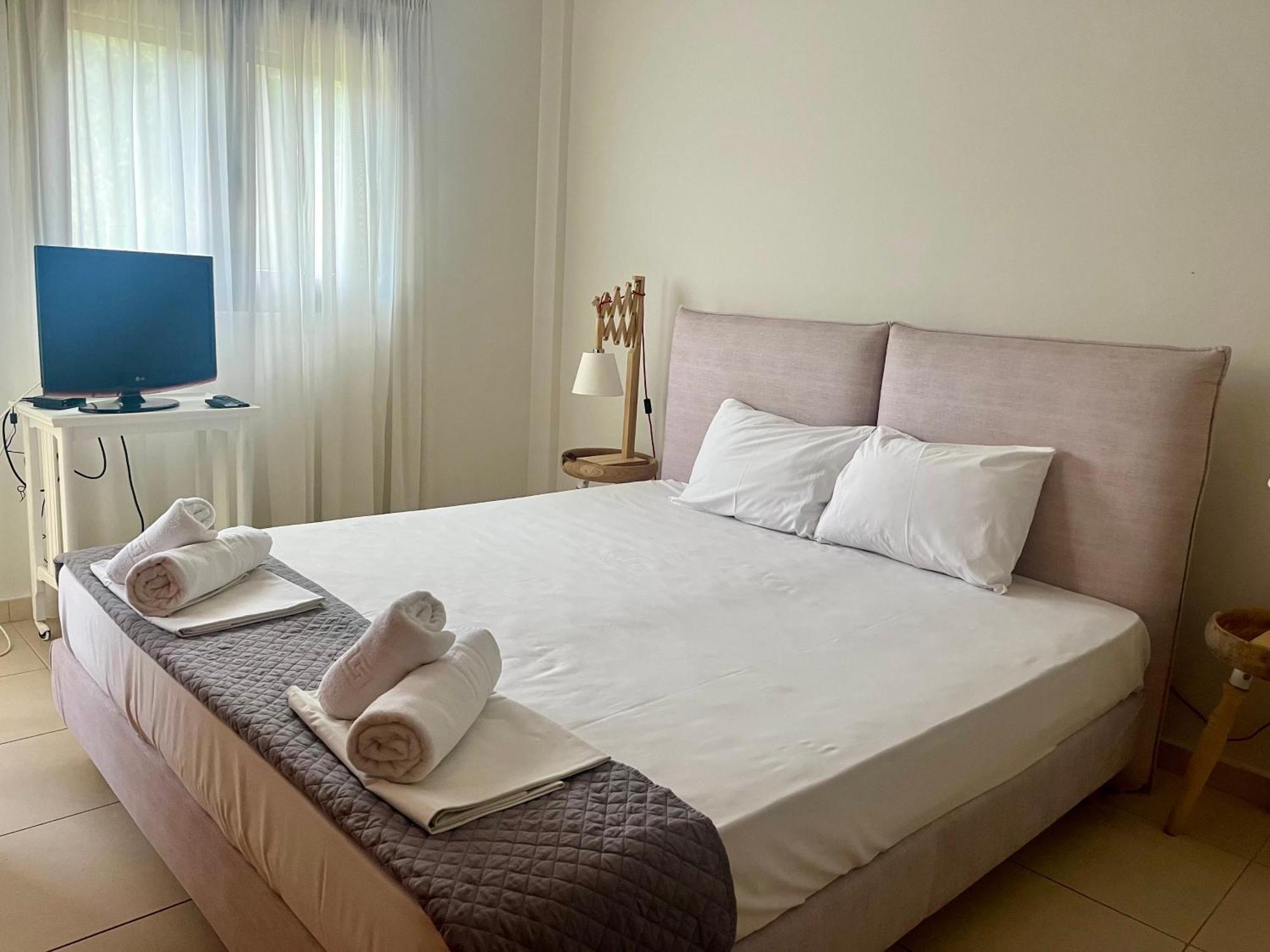 The Beach House - Apartments & Studios (Adults Only) أفيتوس المظهر الخارجي الصورة