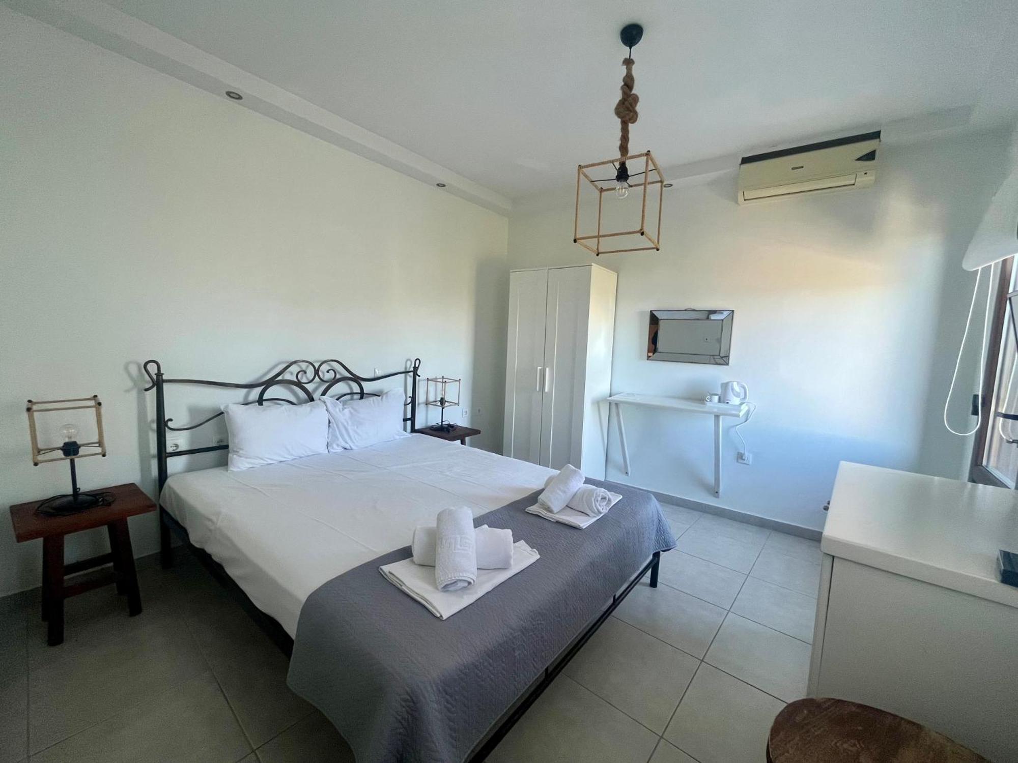 The Beach House - Apartments & Studios (Adults Only) أفيتوس المظهر الخارجي الصورة