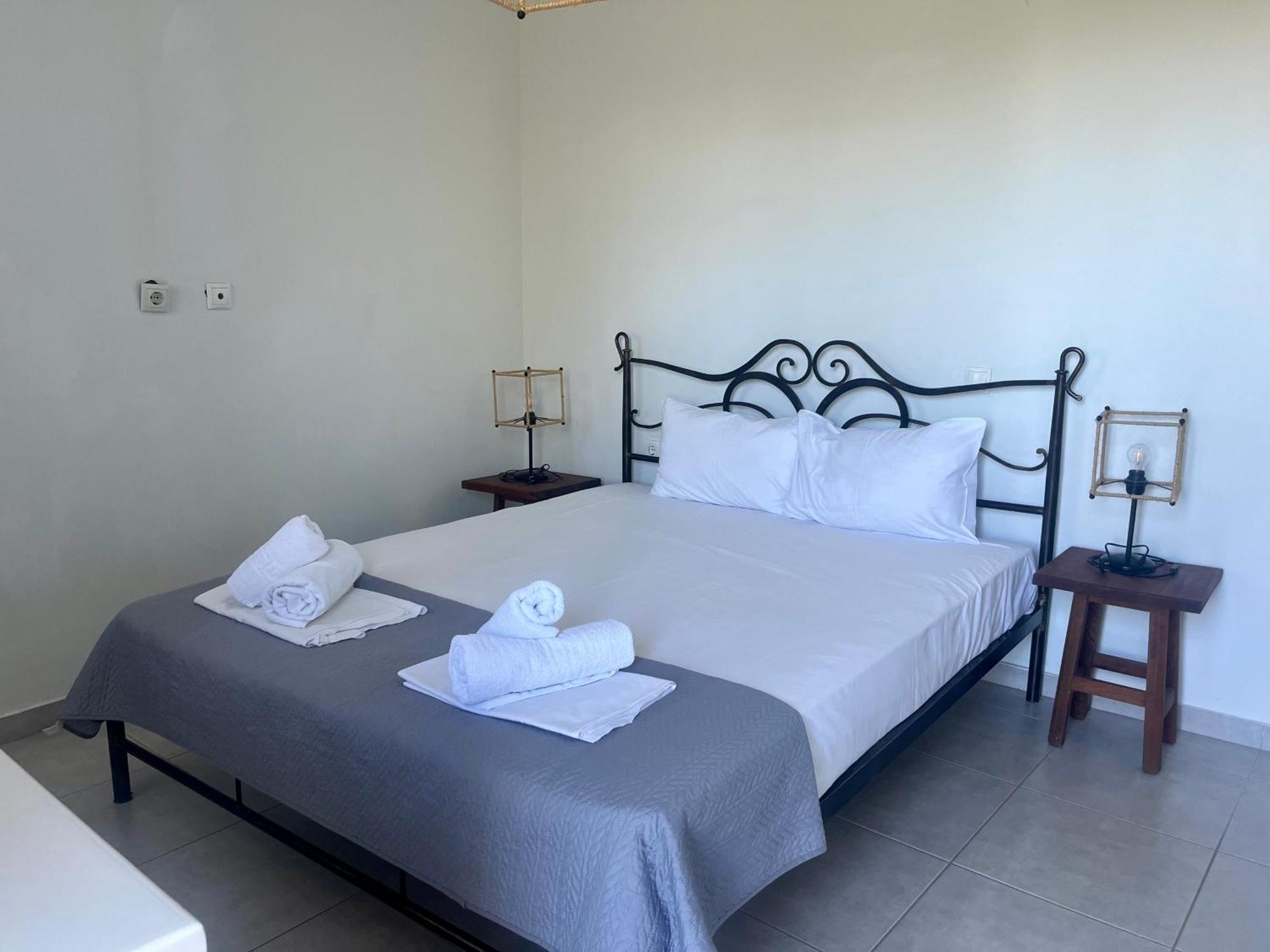 The Beach House - Apartments & Studios (Adults Only) أفيتوس المظهر الخارجي الصورة