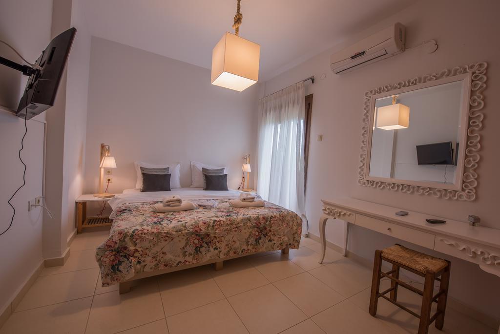 The Beach House - Apartments & Studios (Adults Only) أفيتوس المظهر الخارجي الصورة